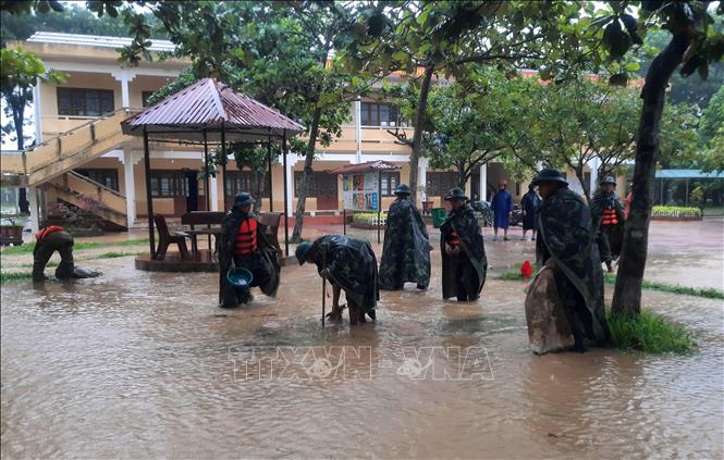 Người dân Quảng Trị chật vật ứng phó với lũ lớn
